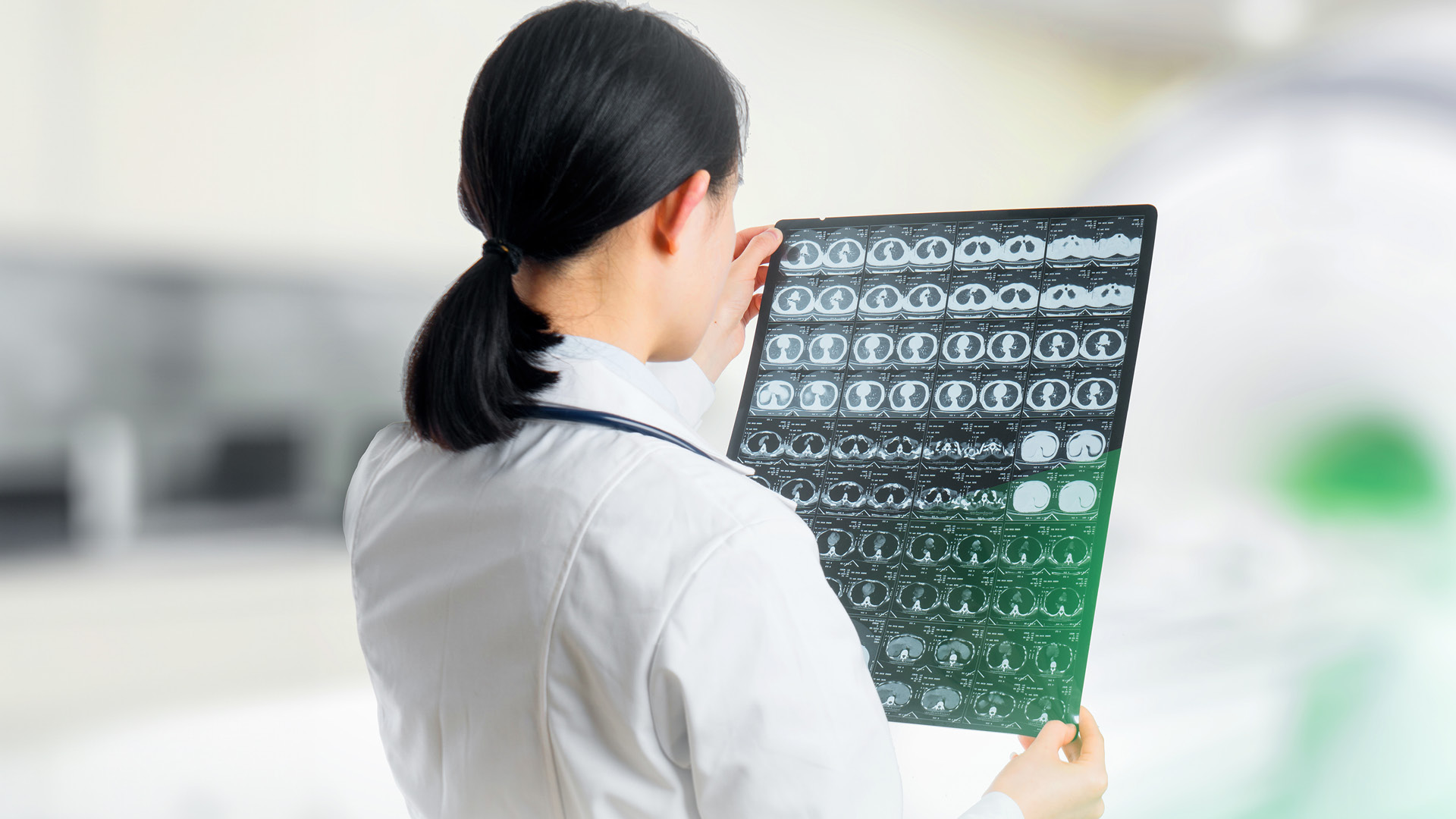 Ärztin betrachtet CT-Ergebnis