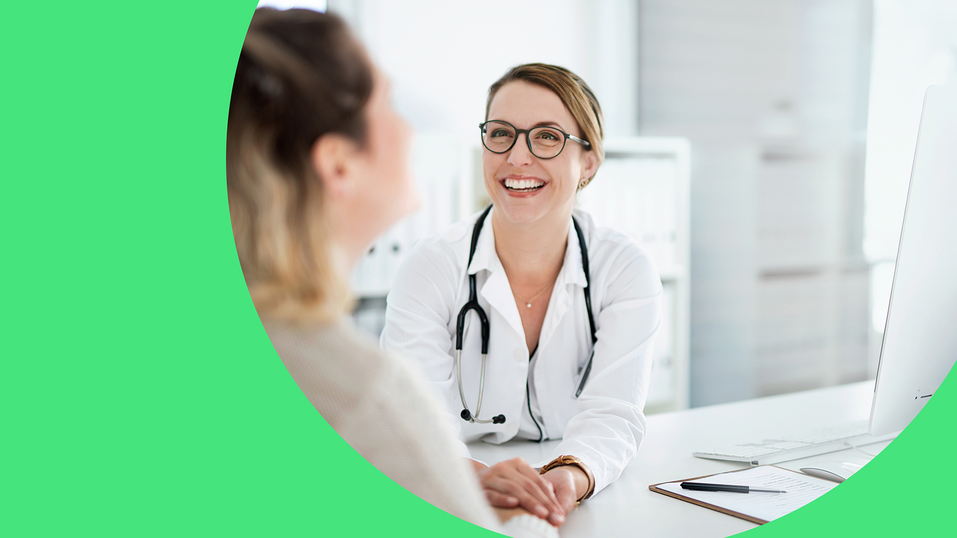 Ärztin mit Stethoskop spricht freundlich mit Patientin in der Praxis.