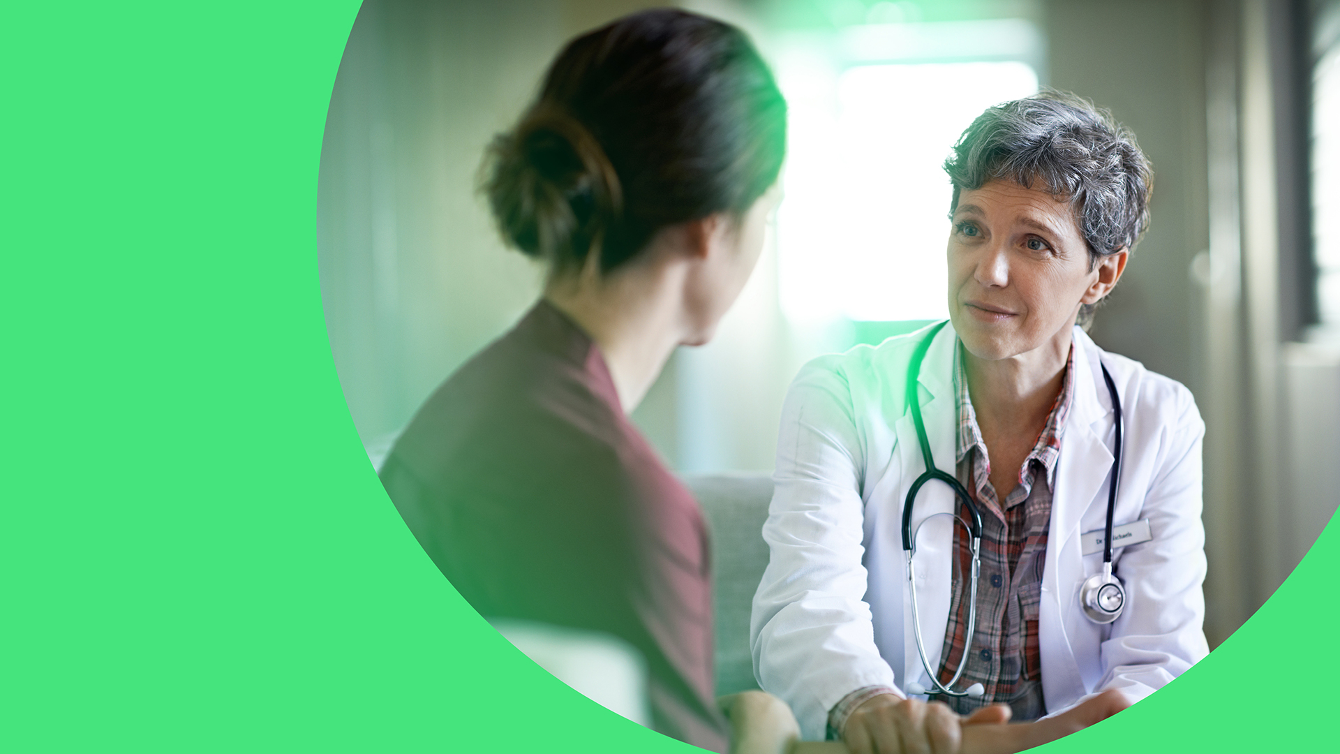 Einfühlsames Gespräch zwischen Ärztin und Patientin in der Praxis.
