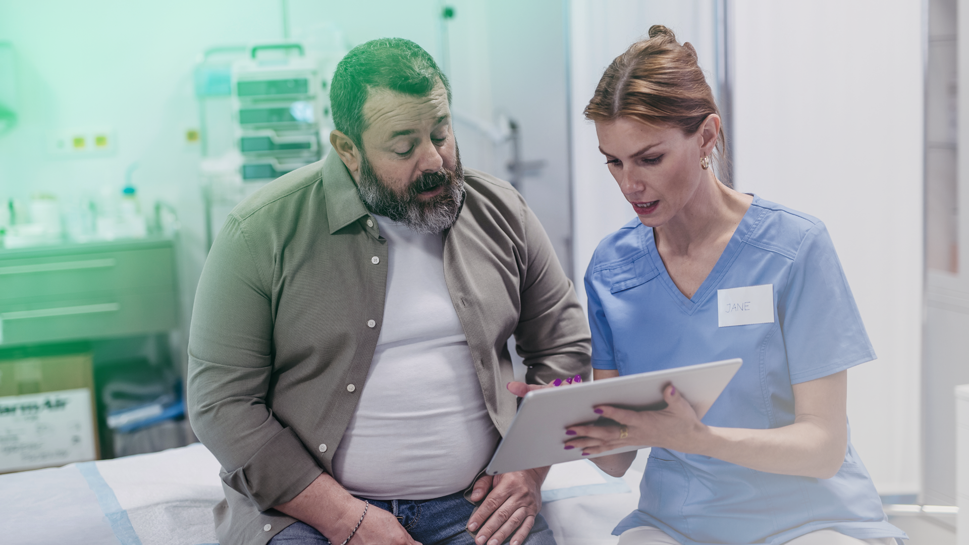 Ärztin mit Patienten