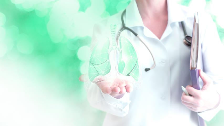 Arzt streckt Hand aus und hält Lungen-Bild