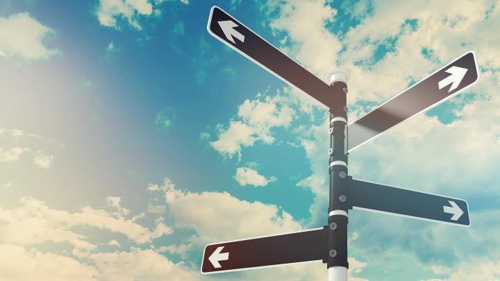 Wegweiser mit Richtungspfeilen