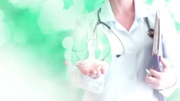 Arzt streckt Hand aus und hält Lungen-Bild