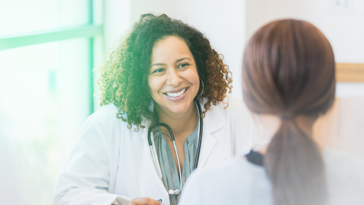 Lächelnde Ärztin mit Locken
