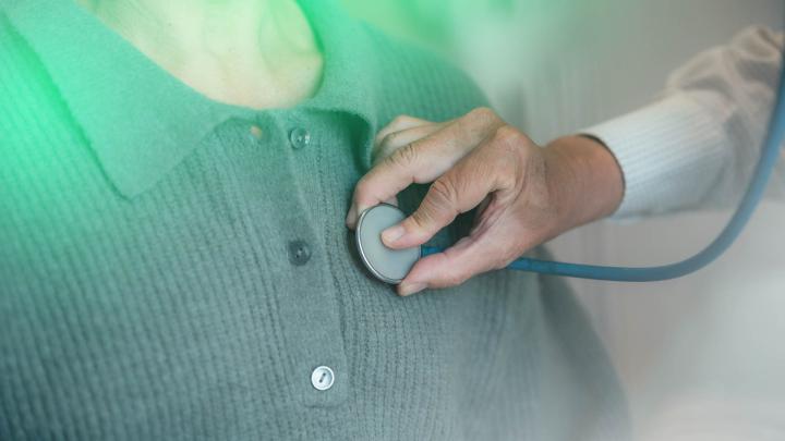 Nahaufnahme eines Stethoskops auf der Brust einer Person