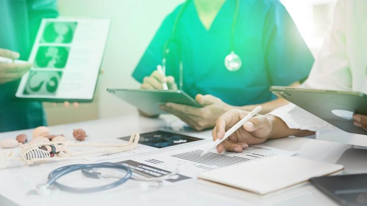 Medizinisches Team analysiert Unterlagen